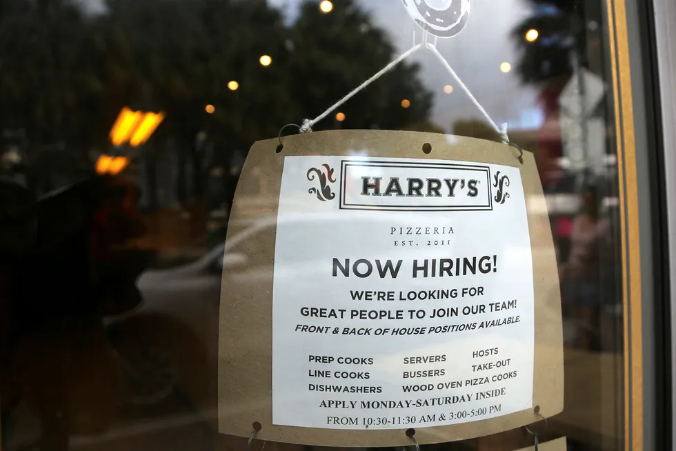 Det er fortsatt gode jobbmuligheter i USA, som her på Harry's Pizzeria i Miami.
