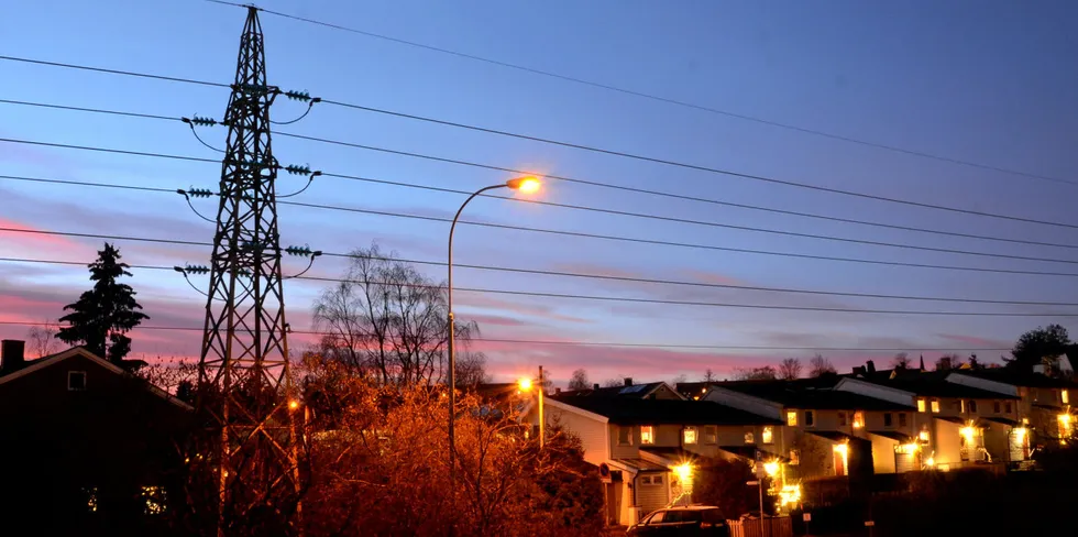 De relativt høye helgeprisene kommer to dager etter at Statnett i klare ordelag advarte om at Norge kan få de høyeste strømprisene i Nord-Europa, om vi ikke bygger ut mer kraftproduksjon selv.