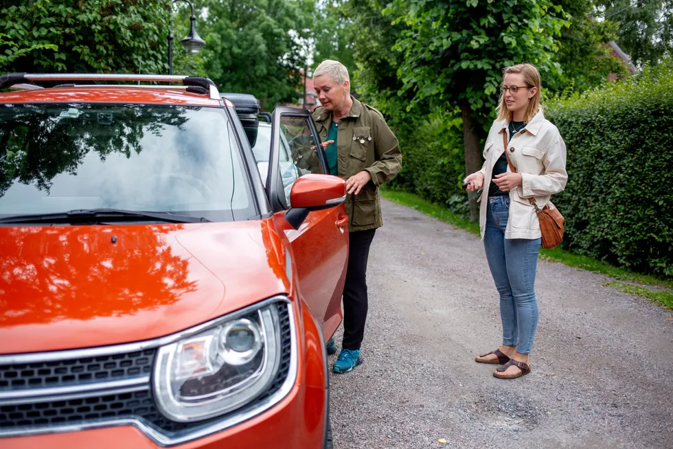 Bilkollektivet og Nabobil er helt fullbooket fordi mange tar norgesferie i år, forteller billedteksten til bildet fra i fjor sommer. Thea Amalie Junker (til venstre) leier her Eli Strands bil.