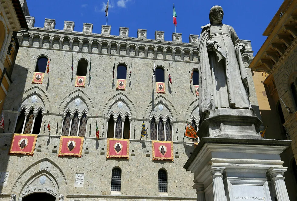 Hovedkvarteret til verdens eldste bank Monte dei Paschi di Siena i Italia. Foto: FABIO MUZZI / AFP