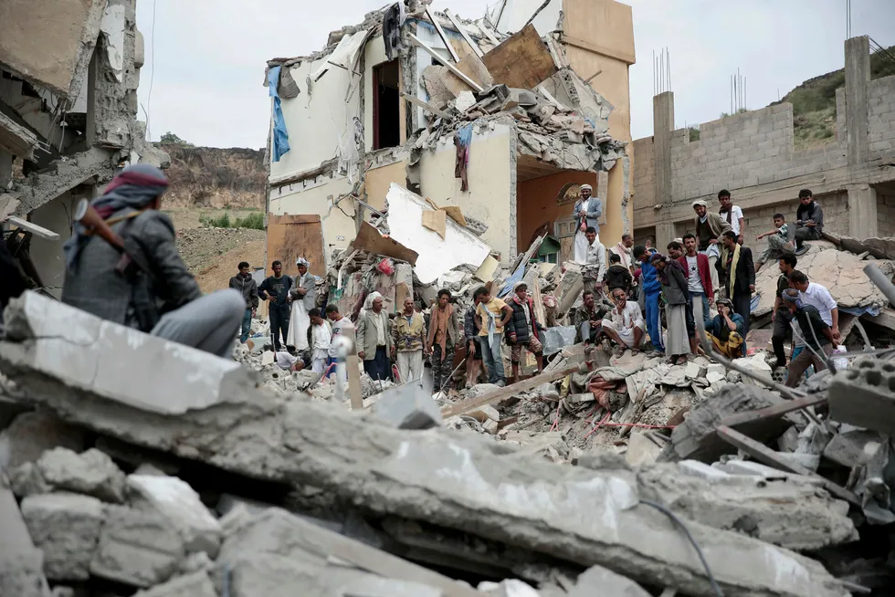 Over 10.000 mennesker er drept siden Saudi-Arabia gikk til krig mot Houthi-militsen i Jemen i 2015. DNO har stengt ned sin virksomhet i landet og sparket de ansatte. Denne bygningen i hovedstaden Sanaa ble bombet av saudiarabiske kampfly i september. Foto: Hani Mohammed/NTB Scanpix