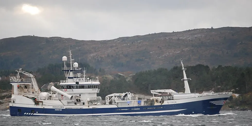 "Rødholmen" ringnotbåt, her på vei gjennnom Lerøyosen. Foto: Ole Erik Klokeide