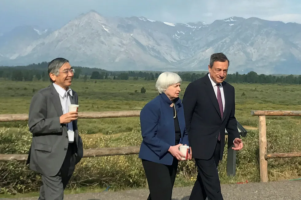 Sentralbanksjefene Janet Yellen og Mario Draghi sammen med den japanske sentralbanksjefen Haruhiko Kuroda etter en fotoseanse i Jackson Hole. Draghi og Yellen var de to trekkplastrene på konferansen, men hadde lite å komme med av konkret pengepolitikk. Foto: Reuters/NTB Scanpix