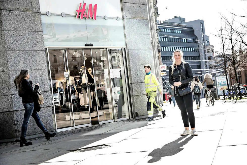 Lena Hansteensen (til høyre) handler på H&M, men er mer trofast mot kleskjeden Zara. – I tillegg handler jeg mye på nett, sier hun. Foto: Aleksander Nordahl