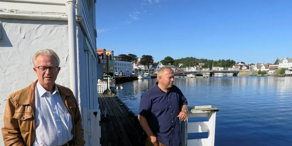 KONFLIKTFYLT: Svein Munkejord (t.v.) husker forholdet mellom olje- og fiskerinæringen i Nordsjøen som betent. Her sammen med Nils Johan Stonghaugen, inspektør i Fiskeridirektoratet.Foto: Kjersti Sandvik