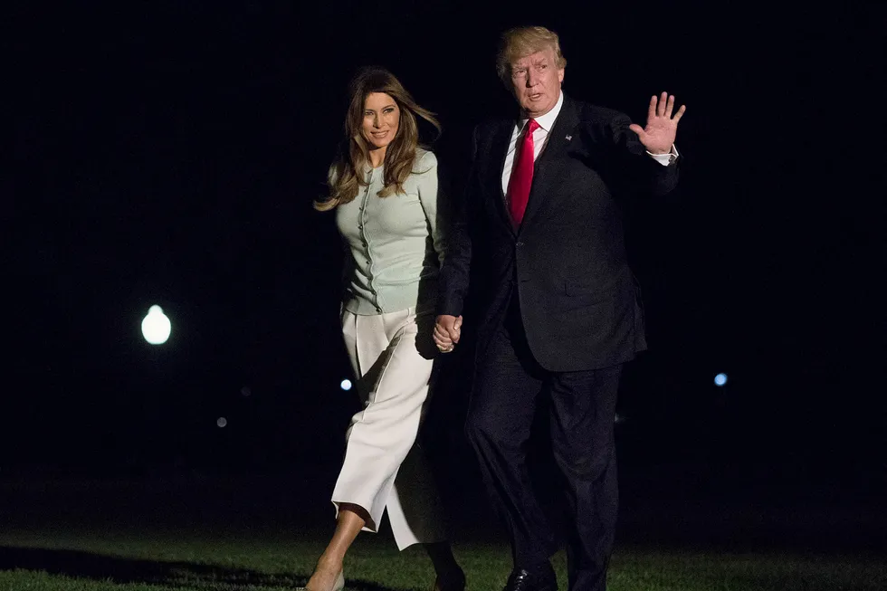 President Donald Trump og hans kone, førstedame Melania Trump, her avbildet like etter landing på amerikansk jord etter presidentens første utenlandstur siden valgseieren. Foto: Carolyn Kaster/AP/NTB Scanpix