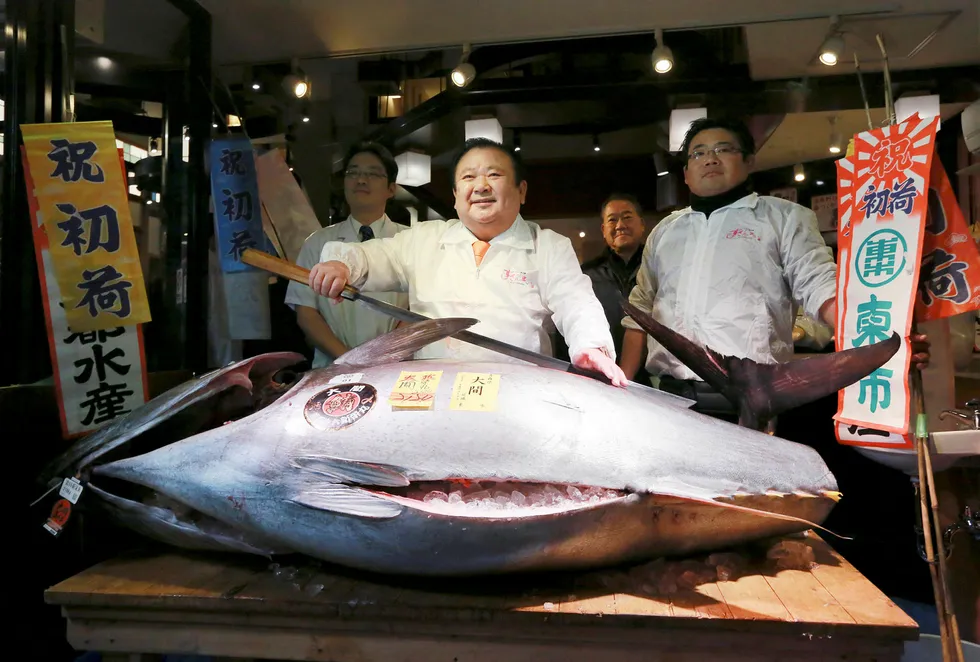 Kiyoshi Kimura poserer med en Makrellstørje på 212 kilo. Sjefen for sushikjeden Kiyomura bød i overkant av 5,4 millioner kroner for fisken på den årlige nyttårsauksjonen på Tsukiji fiskemarked i Tokyo. Foto: Eugene Hoshiko/Ap/NTB Scanpix