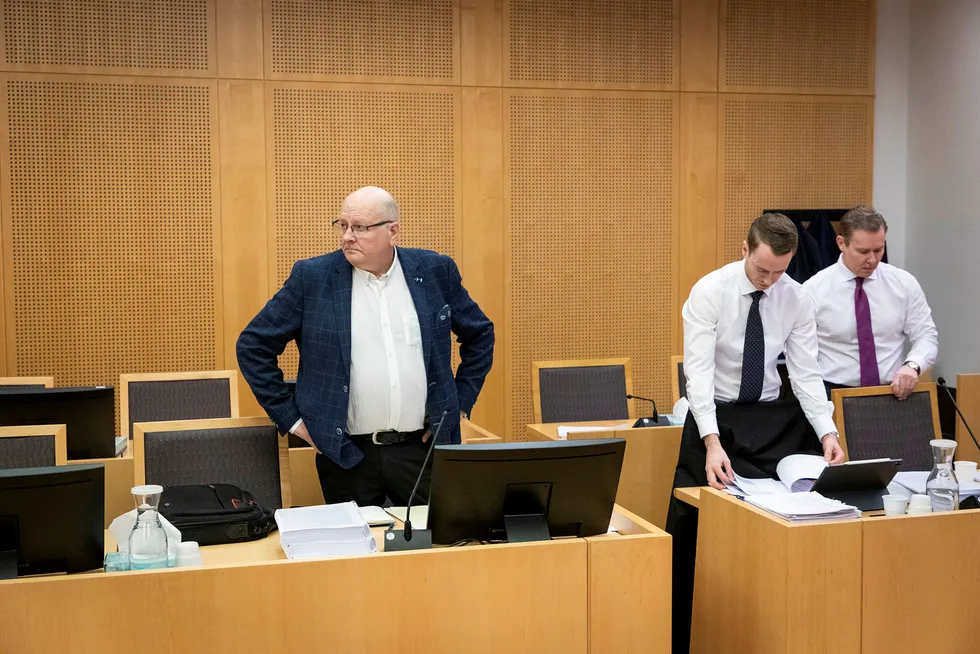 Ølen Betong-grunnlegger Atle Berge (t.v.) i Oslo tingrett, sammen med sine advokater Andreas Alexander Johansen og Per M. Ristvedt (t.h.).