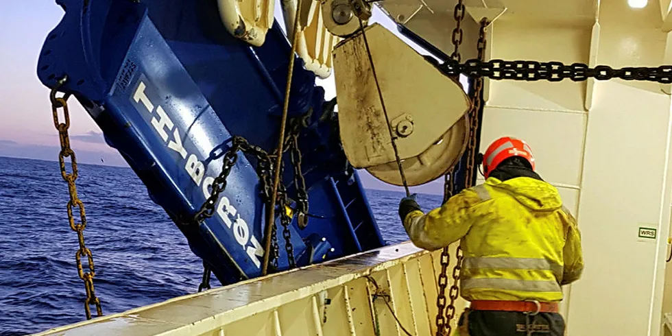 Skipper Tonni Karlsen på Nergård-tråleren «Ole-Arvid Nergård» er fornøyd med de nye tråldørene.