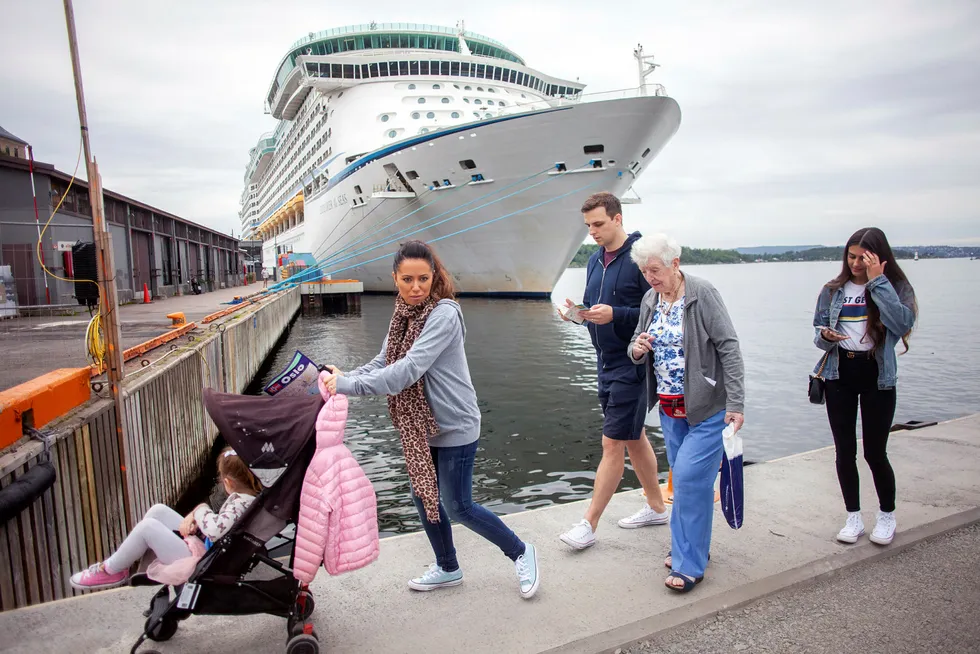 Fra høyre: Lucy Rae (16), Margaret Sullivan (87), Marc Twaddle (32), Elaine Rae Twaddle (34) og Georgia Twaddle (4) på sitt første besøk i Norge. De har ingen planer om å legge igjen mye penger i land.