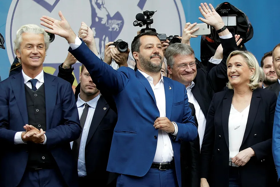 La Lega-leder Matteo Salvini (i midten) samlet lørdag andre europeiske høyrepopulister til møte i Milano. Blant de andre var nederlandske Geert Wilders, til venstre, tyske Jörg Meuthen og franske Marine Le Pen.