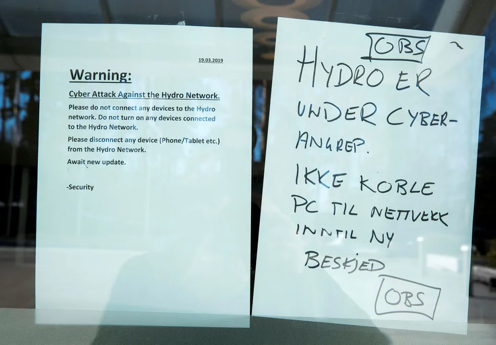 Prislappen på det det omfattende hackerangrepet i mars 2019 mot Hydro, som lammet selskapets fabrikker og anlegg over hele verden, ender rundt 800 millioner kroner. Her fra hovedkontoret i Oslo etter angrepet.