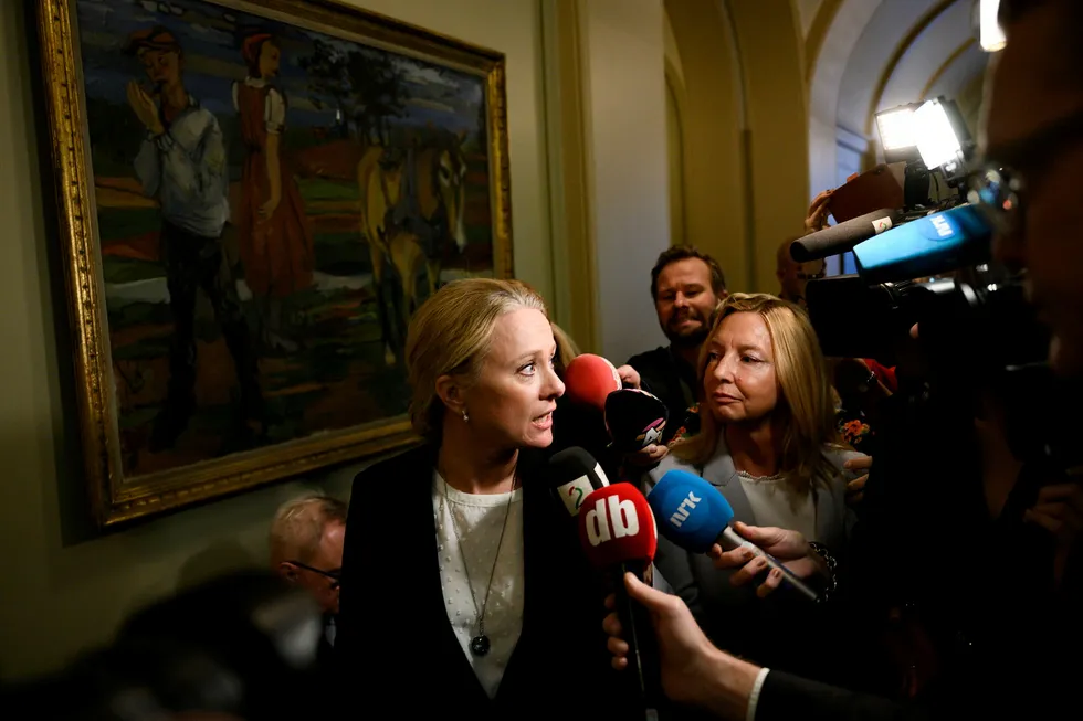 Arbeids- og sosialminister Anniken Hauglie på vei inn i stortingssalen for å redegjøre om Nav-skandalen.