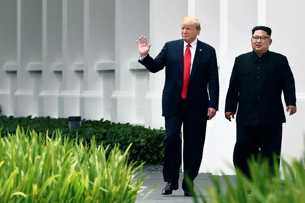 USA-president Donald Trump møtte denne uken Nord-Koreas leder Kim Jong Un. Torsdag melder en amerikansk tjenestemann at USA innstiller store militærøvelser ved Koreahalvøya. Foto: SAUL LOEB/AFP/NTB scanpix