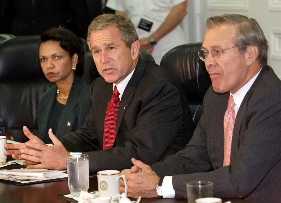 USAs president i 2001 George W. Bush sier han vil ha Al-Qaidas leder Osama bin Laden «død eller levende» på en pressekonferanse i Pentagon 17. september, en uke etter terroranslagene 9/11 mot USA. Bush er flankert av nasjonal sikkerhetsrådgiver Condoleezza Rice (til venstre) og forsvarsminister Donald Rumsfeld.