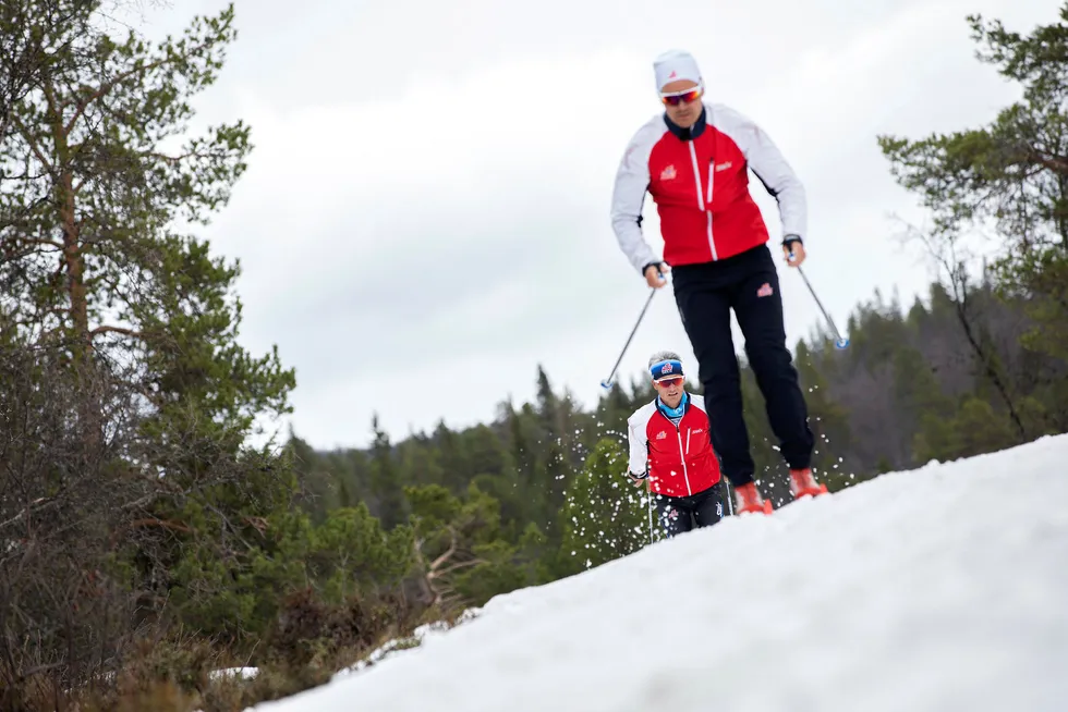 Med Torgeir Skrede hakk i hæl tester Øyvind Olstad felleski så snøspruten står.