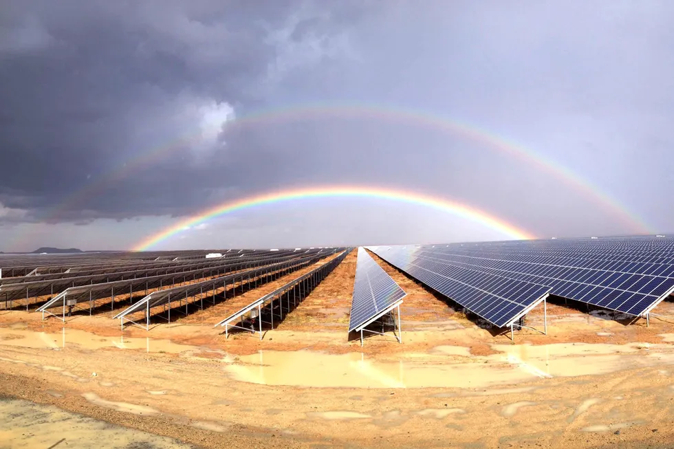 Solceller er nå konkurransedyktig, ifølge skribentene. Illustrasjonsfoto: Solpark i Kalkbult i Sør-Afrika etablert av Scatec Solar.