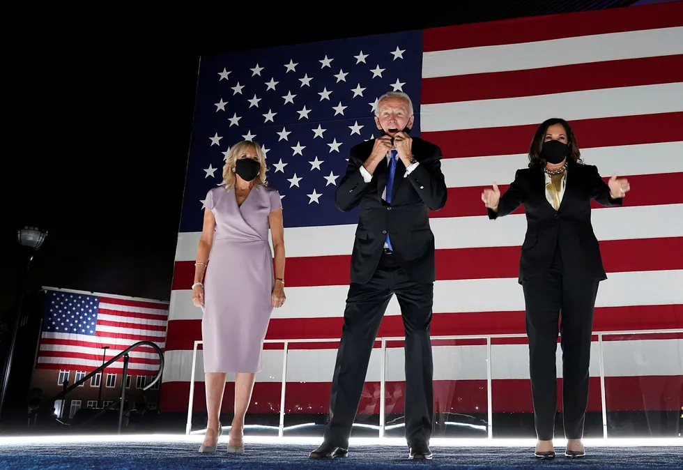 Joe Biden, kona Jill Biden og visepresidentkandidat Kamala Harris feirer etter at Biden har akseptert nominasjonen som Demokratenes presidentkandidat.