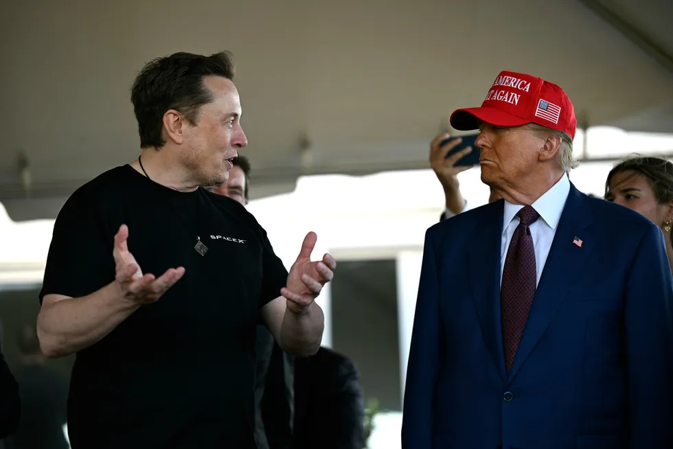 Elon Musk og Donald Trump i samtale etter at sistnevnte ble valgt til USAs neste president.