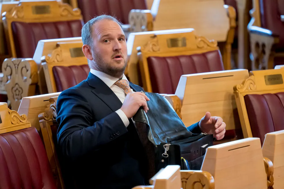 Samferdselsminister Jon Georg Dale (Frp) foreslår høyere fartsgrenser på flere veistrekninger.