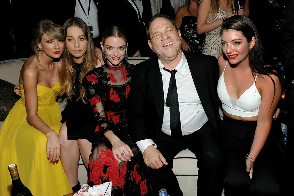 Harvey Weinstein, her fotografert sammen med musikkartist Taylor Swift, artist Este Haim, skuespiller Jaime King og Lorde på The Beverly Hilton Hotel i 2015. Foto: Angela Weiss/Getty Images for TWC