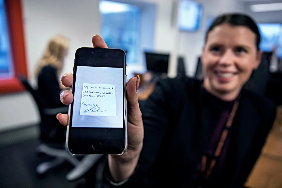 Forretningsutvikler Ina Østensjø måtte fly til Apples hovedkvarter i California for å få godkjent Vipps-appen i tide og fikk en håndskrevet kvittering i retur. I dag har appen nesten to millioner brukere. Foto: Aleksander Nordahl