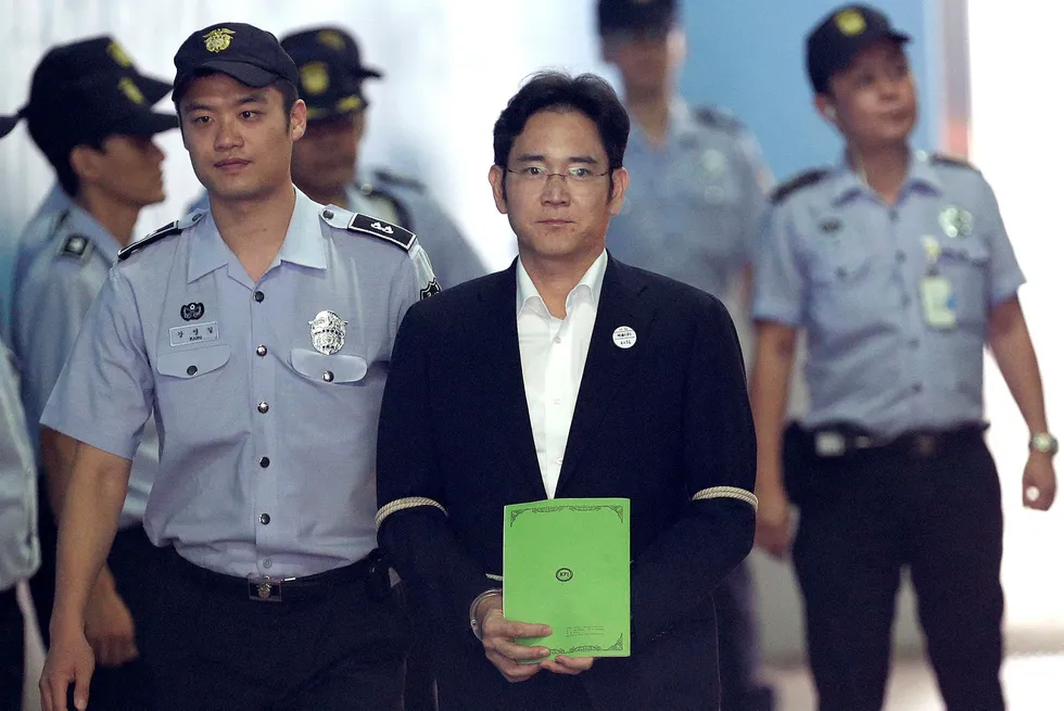 Samsungs visestyreformann Lee Jae-yong er nå dømt til fem års fengsel. Foto: Ahn Young-joon/AP/NTB Scanpix