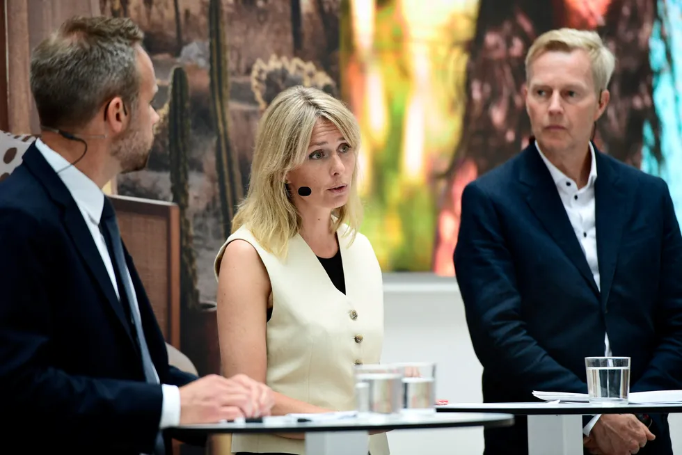 Finansdirektør Adam Karlsson, konsernsjef Helena Helmersson og IR-direktør Nils Vinge.
