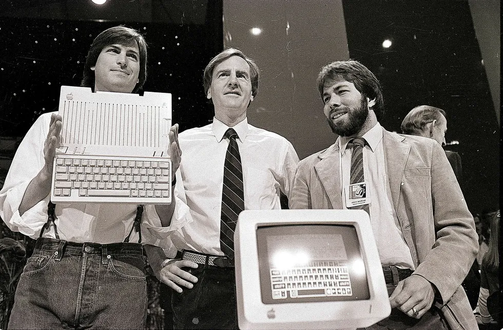 Apple ble startet i garasjen. Tusenvis av norske bedrifter, små og store, er skapt og skapes av folk som har arbeidet lange dager og netter, ofte med liten lønn og selvsagt under generelt vanskelige økonomiske vilkår, skriver artikkelforfatteren. F.v: Steve Jobs, John Sculley og Steve Wozniak. Foto: Sal Veder/Ap/NTB scanpix