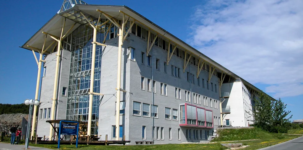 Det skulle gå et kvart århundre før Norges fiskerihøgskole i Tromsø kunne ønske sine første studenter velkommen i 1972.