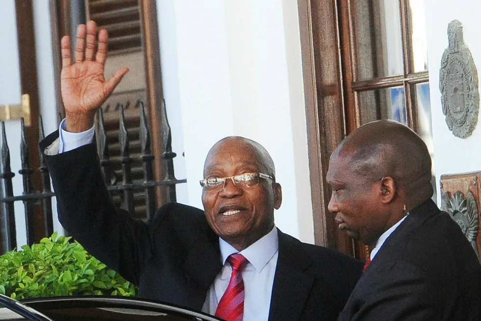 President Jacob Zuma (t.v.) er under press for å ta farvel med sitt presidentembete. Foto: AP / NTB scanpix