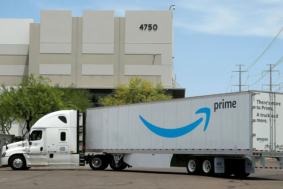 Distribusjon koster, her et trailer fra Amazon ved et lager i Phoenix.