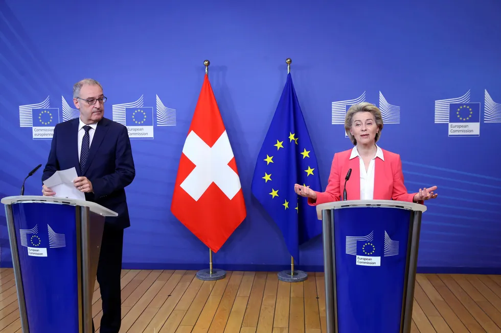EU-president Ursula Von der Leyen og den sveitsiske presidenten Guy Parmelin møttes i Brusseli april i forsøk på å løse flokene seg i mellom. De fikk det ikke til.