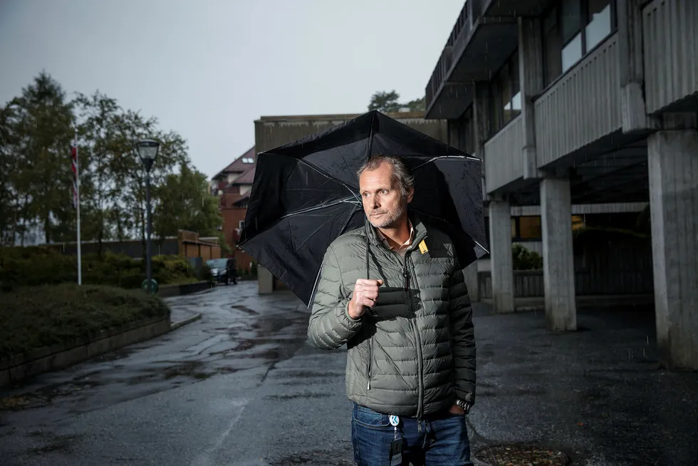 Thomas Angell, senior porteføljeforvalter hos Kinect Energy, mener frykten i markedet etter Einar Aas-kollapsen har senket strømprisen med over ti øre per kilowattime eller over 20 prosent. I tillegg regner det.