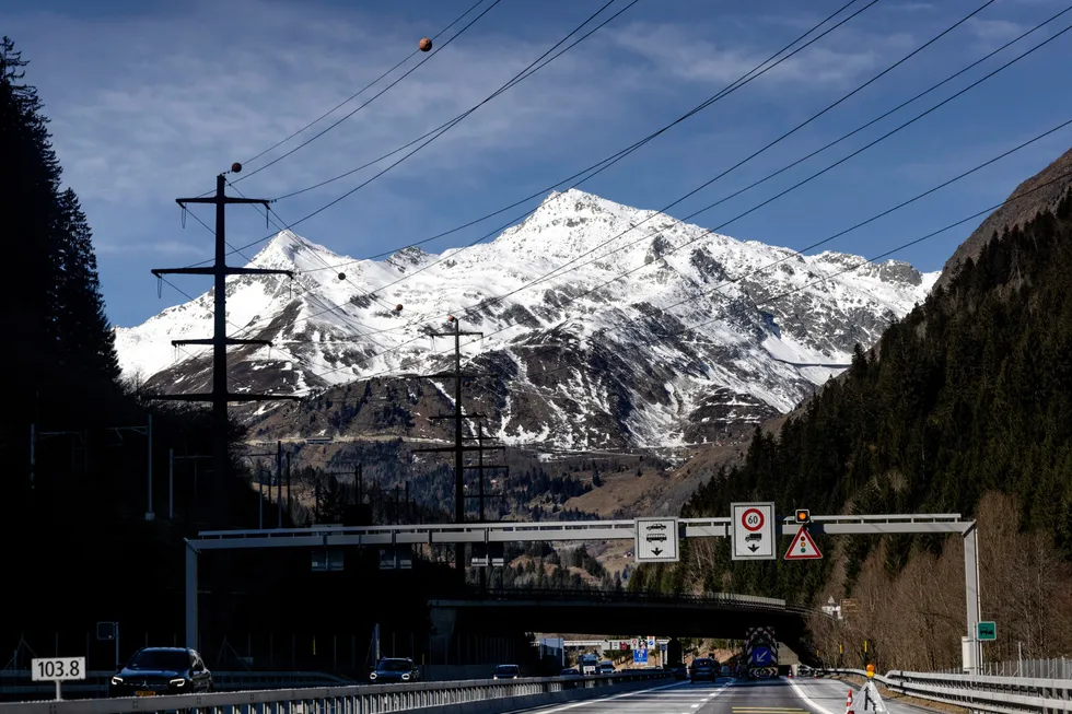 Utsikten fra motorveien mellom Luzern og Lugano.