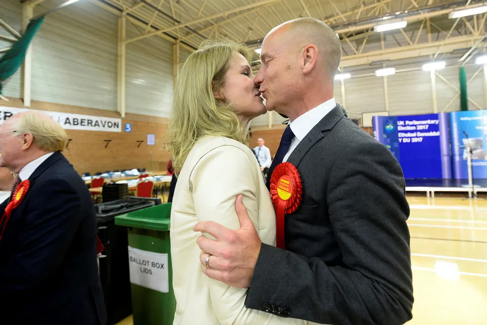 Stephen Kinnock og kona Helle Thorning-Schmidt, feirer at han ble gjenvalgt for Labour i Aberavon, Wales i fjor sommer.