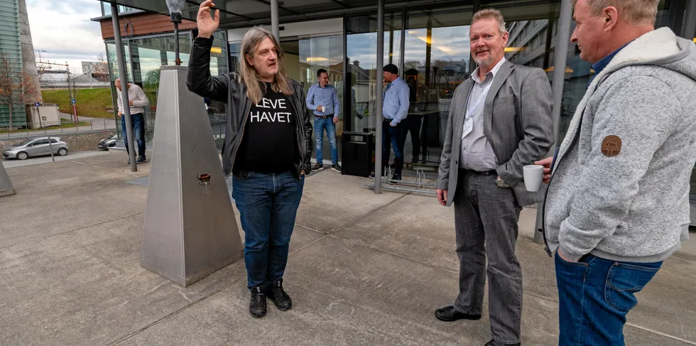 Per-Roger Vikten i samtale med Yngve Larsen (t.v.) og Jacob Vest (t.h.) på landsmøtet 2021 Norges Fiskarlag i Trondheim.