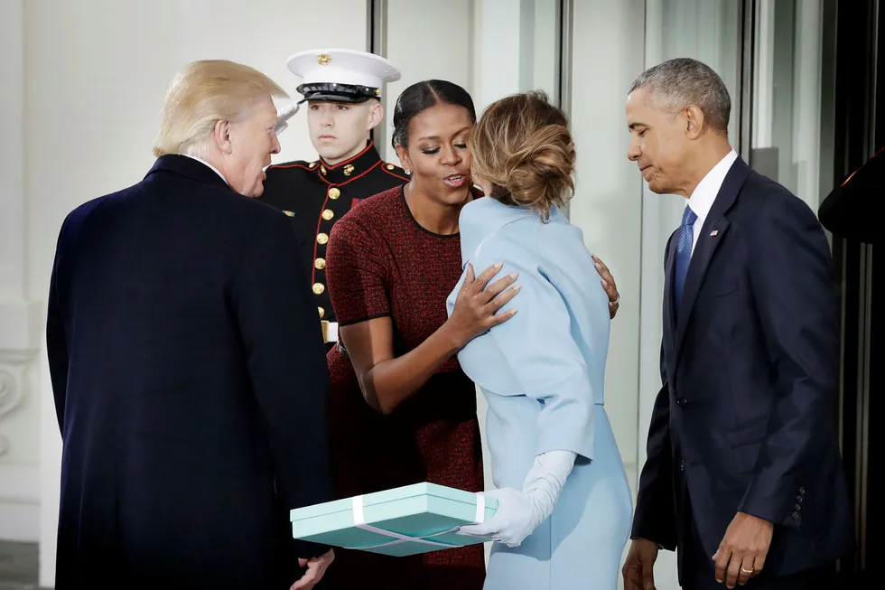 Førstedame Michelle Obama flankert av president Barack Obama ønsker påtroppende president Donald Trump og hans kone Melania Trump velkommen til Det hvite hus fredag. Trump holder sin innsettelsestale fredag klokken 18 norsk tid. Foto: Evan Vucci/AP/NTB scanpix