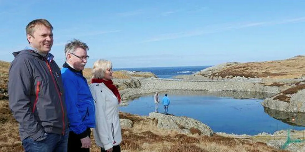 Gründere Hans Haddal (venstre), Oddmund Storesund (i midten), og grunneier Ann-Margrethe Grepstad på tomten.