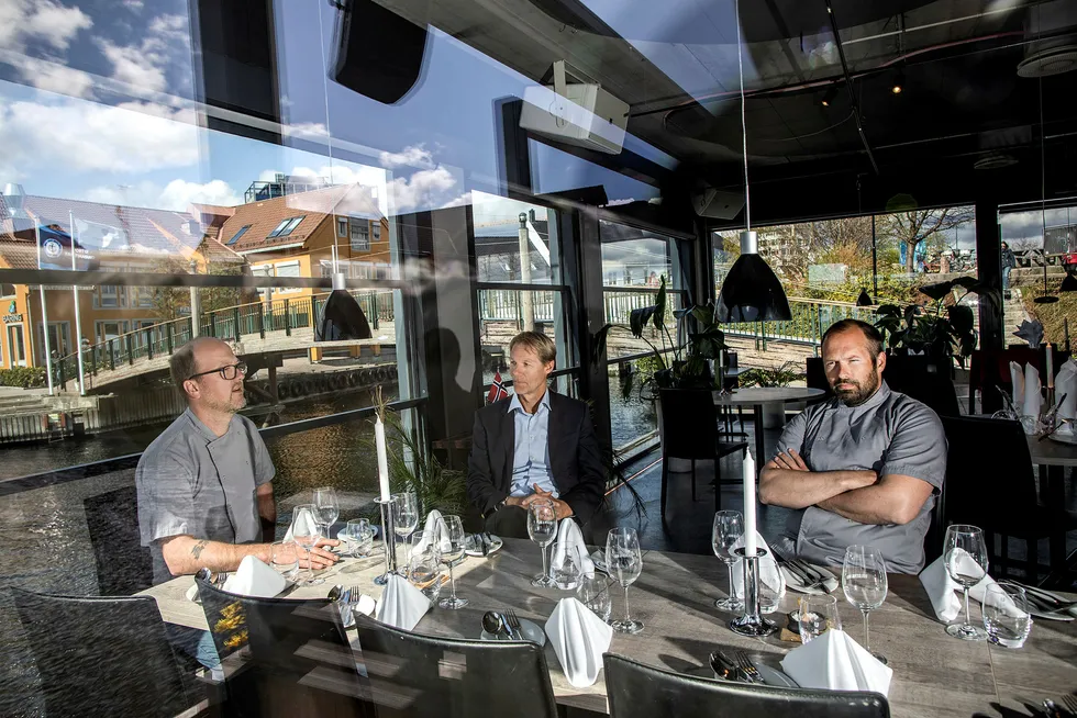 Huseier Kurt Mosvold (i midten) var aldri i tvil om å gi Trond Moi (til venstre) og Stian Tungland en ny mulighet i lokalene ved fiskebryggen i Kristiansand.