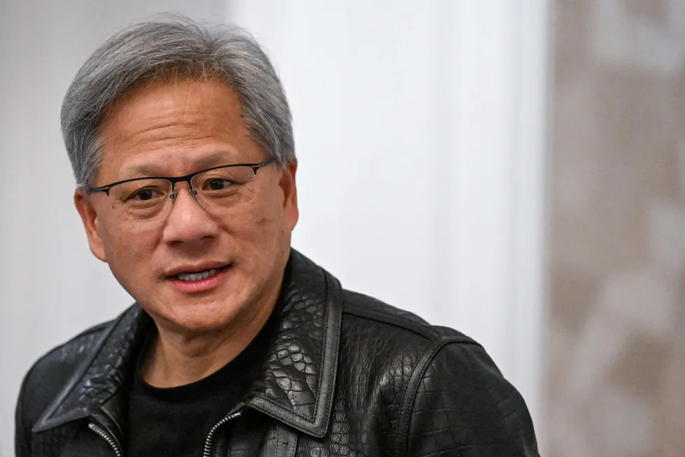 Jensen Huang er grunnlegger av Nvidia. Selskapet hans leverer en enorm vekst og slår estimatene gang på gang.