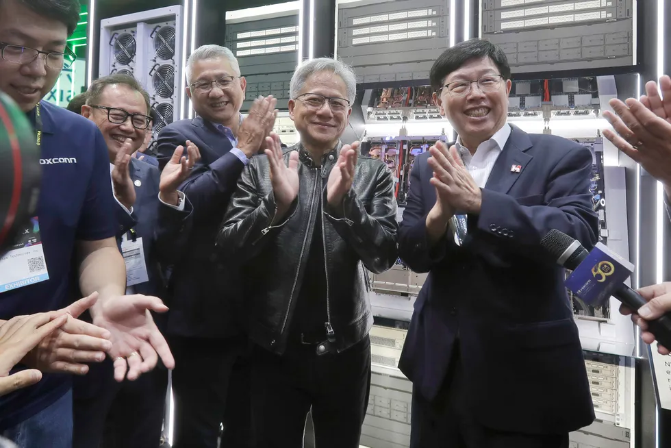 Sjef og grunnlegger av Nvidia Corporation, Jensen Huang (i midten), er fra Taiwan. Han er en stor helt i sitt hjemland. Bildet er fra teknologimessen Computex Taipei i hovedstaden Taipei i juni år. Til høyre ser vi styrelederen for Foxconn, Young Liu.