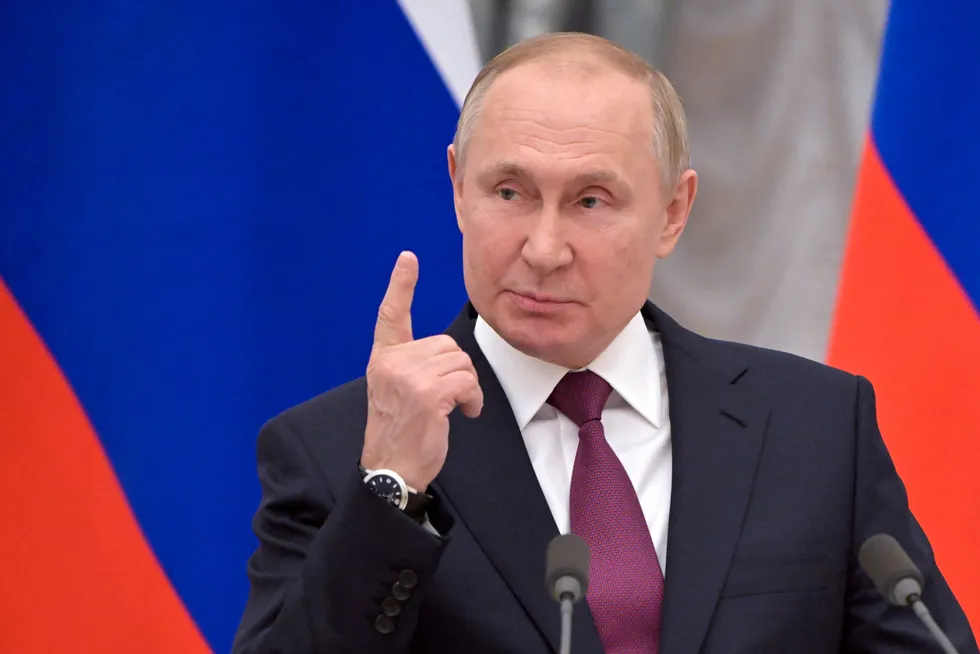 President Vladimir Putin sier han vil forhandle, men gjentar russiske krav.