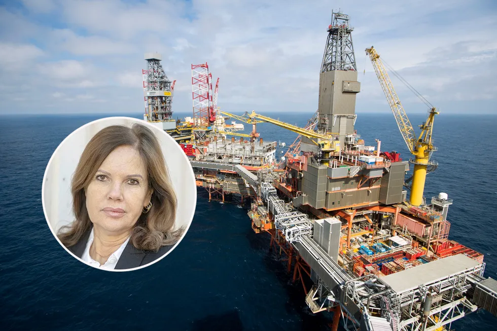 Aker BP vil ikke la uvaksinerte jobbe offshore. Det reagerer advokat Kjersti Patricia Amundsen på.