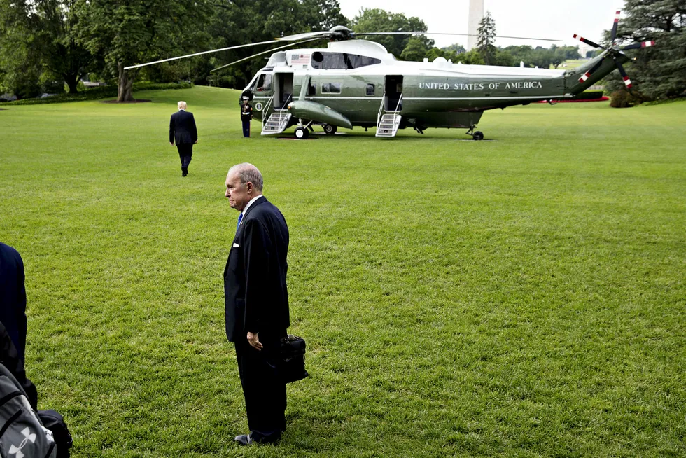 – Møtene i neste uke blir svært viktige og avgjørende, sa Larry Kudlow, som leder Trump-administrasjonens økonomiske råd, til CNBC tirsdag kveld. I bakgrunnen er president Donald Trump på vei til helikopteret.