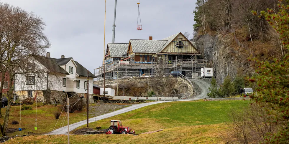 Den nye boligen til lakseoppdretter Gerhard Meidell Alsaker (60) under oppføring preger Onarheim i Tysnes kommune, et stykke sør for Bergen. Boligen har ifølge plantegningene et bruksareal (BRA) på 2.131 kvadratmeter.