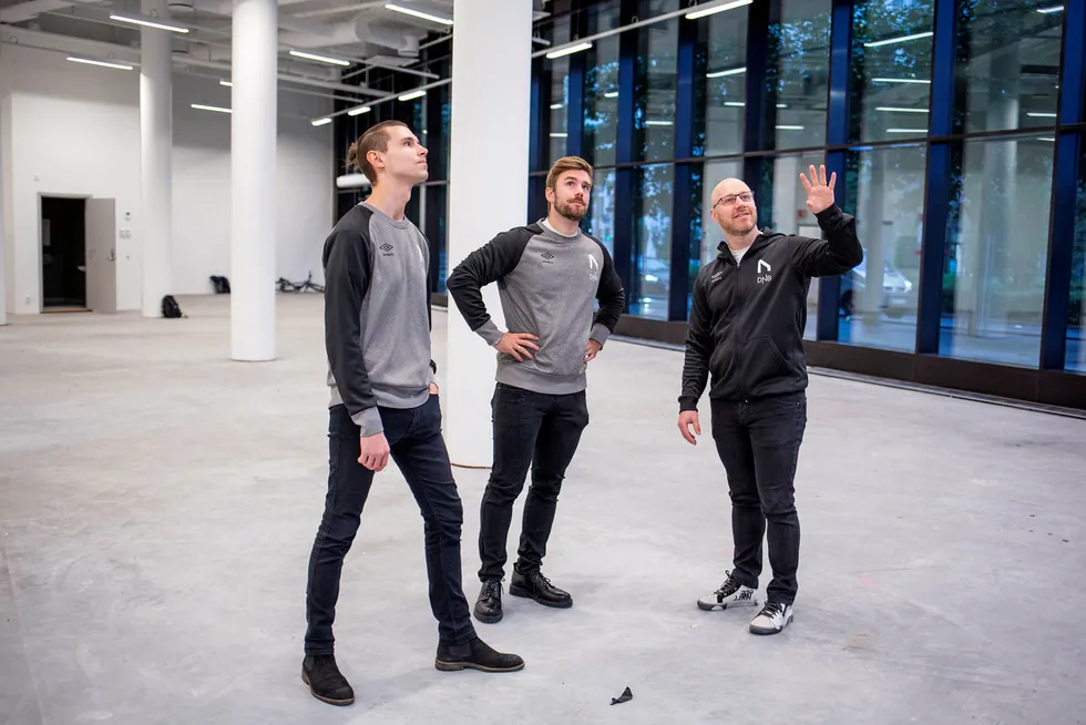 Kommersiell direktør Steffen Willumsen (fra venstre), Stian Blipp og daglig leder Stein Wilmann i Nordavind skal forvandle et 400 kvadratmeter stort lokale i Oslo til e-sportlagets nye hovedkvarter.