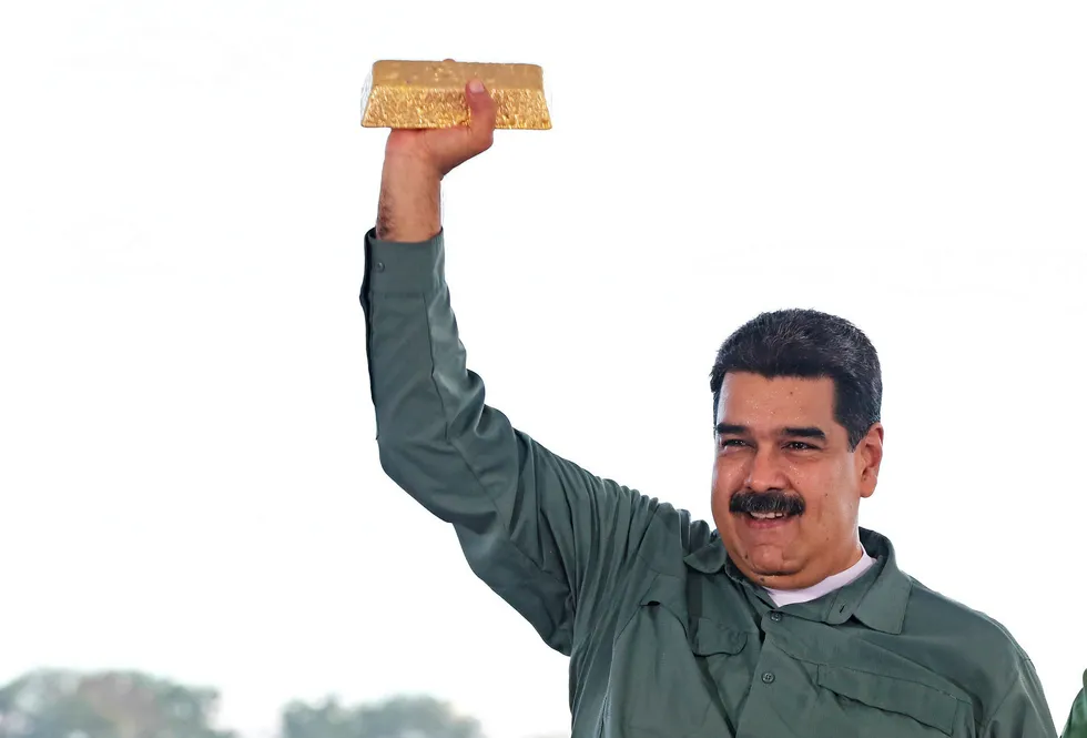 Samtidig som Kina er i ferd med å miste tålmodigheten til Venezuela, gjør president Nicolás Maduro et uortodokst forsøk på å redde økonomien gjennom å lansere en egen kryptovaluta "petro" med gull, olje, gass, diamanter og andre råvarer som sikkerhet. Ifølge Maduro skulle «petron» kunne hjelpe Venezuela å unngå finansielle sanksjoner og gi landet et alternativt betalingsmiddel til dollar ved transaksjoner med utlandet. Foreløpig er det uklart om når og hvordan valutaen skal tas bruk og om Venezuela over hodet er i stand til å lansere en slik valuta. Foto: Handout/Reuters/NTB scanpix