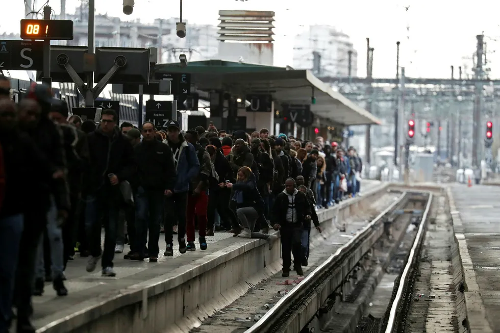Reisende tar bena fatt på en perrong på Gare de Lyon i Paris. Nesten annenhver ansatt i det nasjonale togselskapet SNCF uteble fra jobb tirsdag. Foto: GONZALO FUENTES