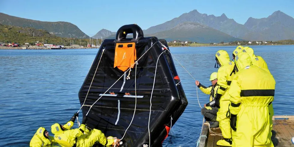 ØVELSE: Sintef Oceans analyser av arbeidsulykker viser at fiskeri- og havbruksnæringen har en høyere personskadefrekvens enn andre yrker her i landet. Her fra en øvelse ved Lofoten Maritime Sikkerhetssenter. Illustrasjonsfoto: Alf Fagerheim